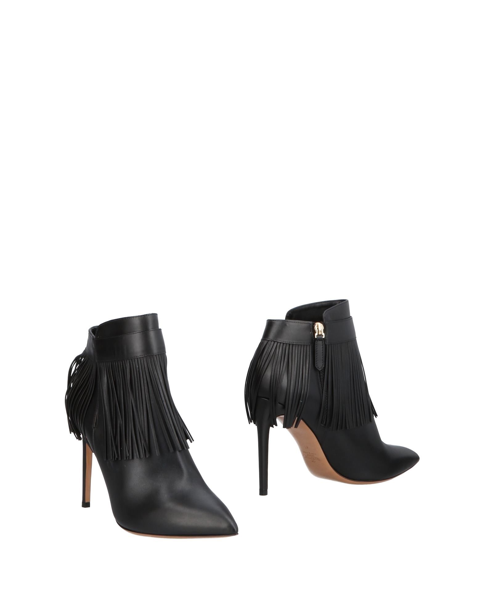 Zwei schwarze Lederknöchelstiefel mit Fransendetail und hohem Stilettoabsatz auf hellem Hintergrund, als grafische Linolschnitt-Darstellung in kontrastreichen Schwarz-Weiß-Tönen.